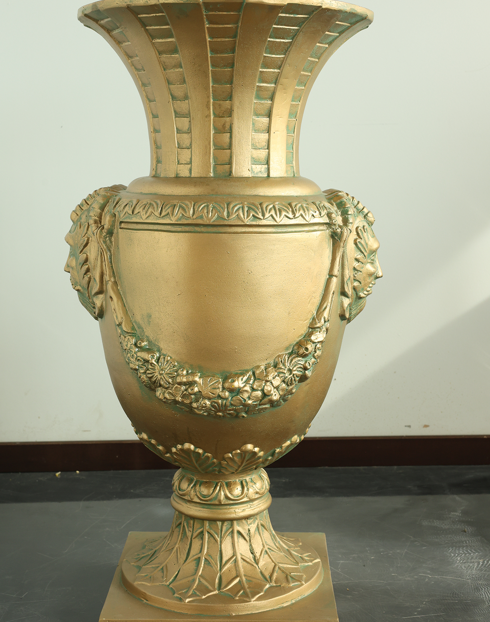 Gold Leone Urn-40"H Gold