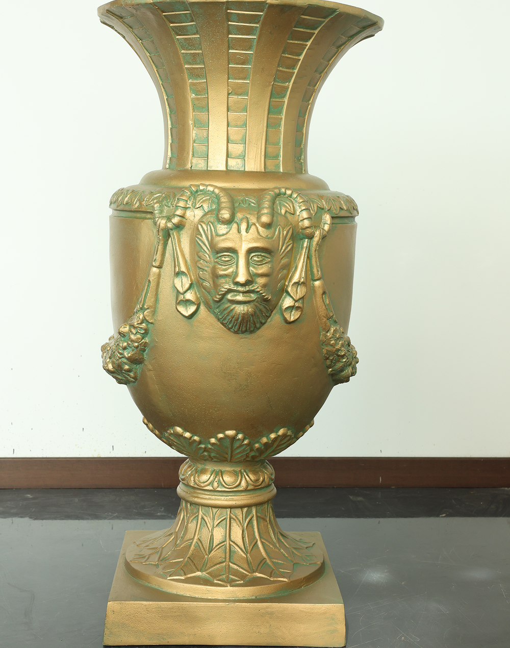 Gold Leone Urn-40"H Gold