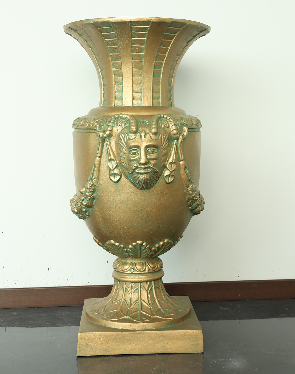 Gold Leone Urn-40"H Gold